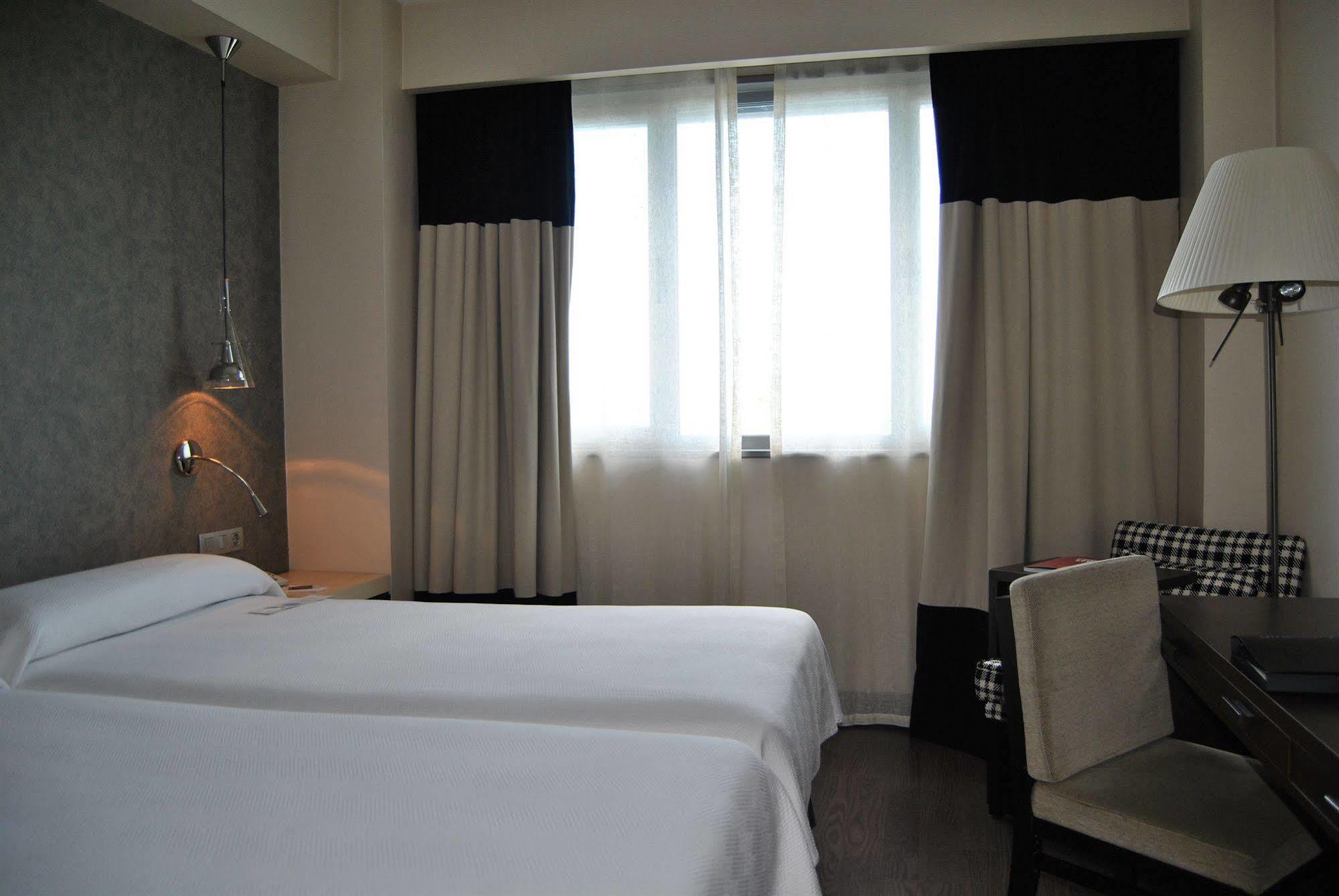 Nh Alcorcon Hotel Buitenkant foto
